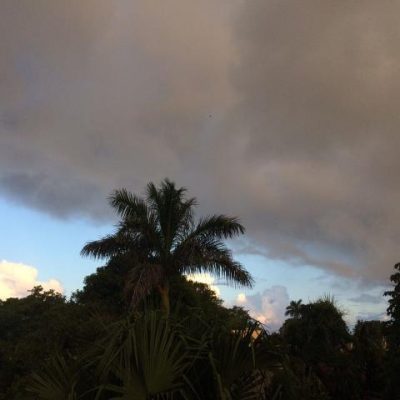 A punto de girar hacia Florida, el huracán Irma envía algo de lluvia a Yucatán