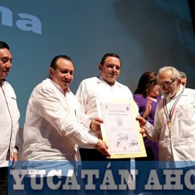 Aercel Espadas recibe la medalla “Eligio Ancona” 2017