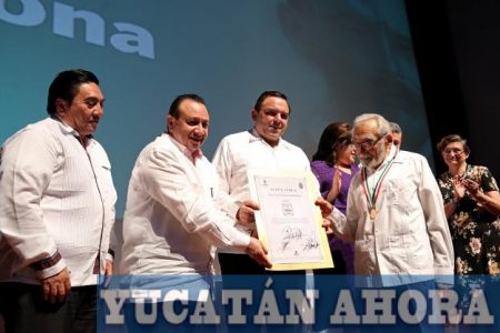 Aercel Espadas recibe la medalla “Eligio Ancona” 2017