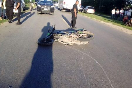 Tres lesionados en choque entre motociclistas