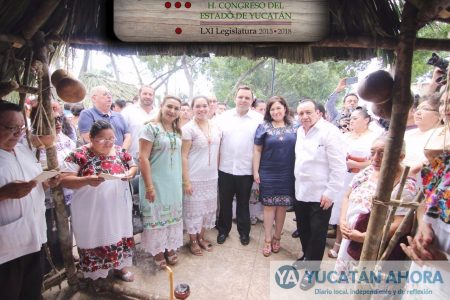 Altar del Congreso honra a yucatecos ilustres