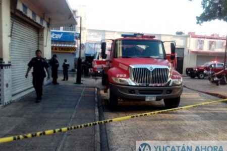 Se incendia papelería en el centro de Mérida