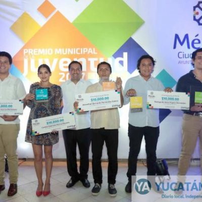 Mauricio Vila Dosal entrega el Premio Municipal de la Juventud 2017