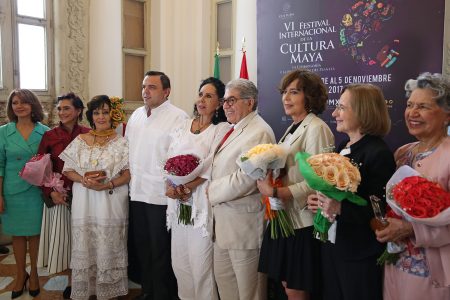 Primeras actrices mexicanas reciben medalla en el FIC Maya