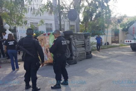Chocan tres vehículos en la colonia México, uno queda volcado