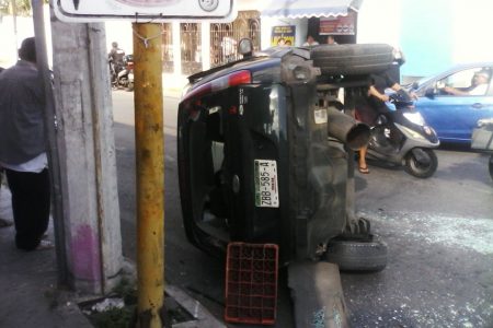 Semaforazo en la Dolores Otero deja una camioneta volcada y tres lesionados