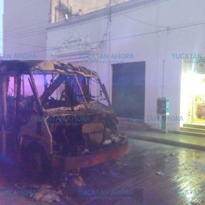 Impresionante incendio de un autobús en el centro de Mérida