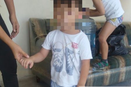 Niño de tres años cae a una lavadora y queda atorado