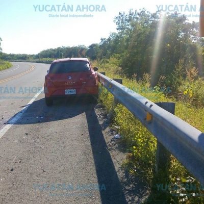 Choca y abandona su auto en transitada carretera de Yucatán
