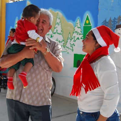El alcalde de Progreso lleva regalos a niño y niñas de CAM