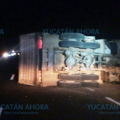 Chofer deja abandonado un volquete volteado en la carretera Mérida-Campeche