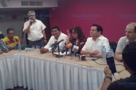 Morena anuncia a Huacho Díaz como su candidato a la gubernatura de Yucatán