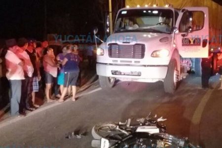 Dos mujeres mueren destrozadas por un tractocamión en el sur de Yucatán