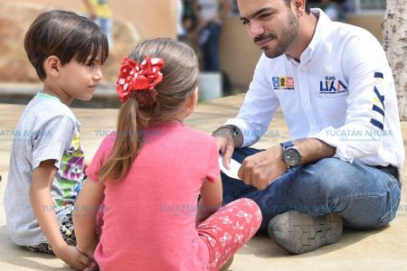 Niños y niñas expresan sus necesidades a Elías Lixa