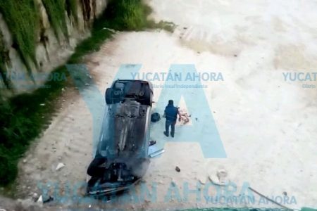 Espectacular accidente en la colonia Campestre: auto cae a una hondonada