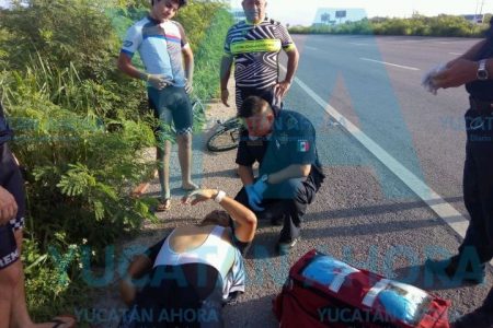 Cae de su bicicleta y se lesiona la espalda, en la carretera Mérida-Progreso