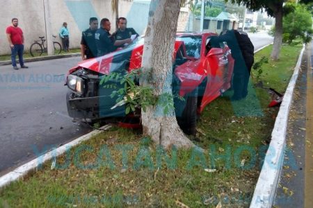 Choca su Camaro rojo sin placas, en una avenida del norte de Mérida