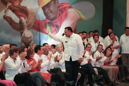 Atestigua Rolando Zapata el Informe de Gobierno en Campeche