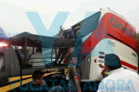 Encontronazo en la carretera Mérida-Celestún: tráiler contra autobús