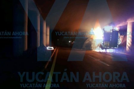 Se incendia tráiler de transporte de paquetería, en la carretera Mérida-Valladolid