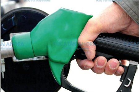 El PRD recolecta firmas para exigir que baje el precio de la gasolina