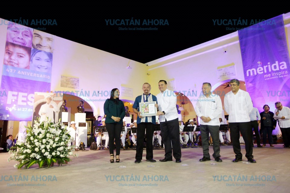 El alcalde Renán Barrera entrega la medalla 'Guty Cárdenas' a Raúl Arjona  Perera – Yucatan Ahora