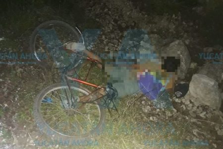 Ciclista muere impactado contra unas rocas