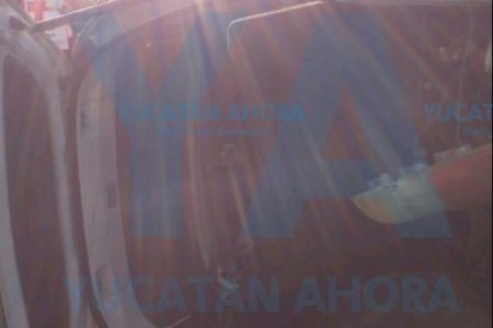 Taxista ocasiona aparatoso choque en el centro de Mérida
