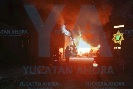 Se queman 10 camionetas Hummer en chatarrería de Kanasín