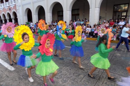 Estudiantes yucatecos disfrutan de puente carnavalesco