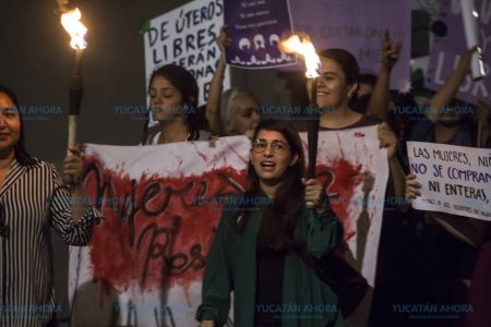Velada a favor de los derechos de las mujeres en Yucatán