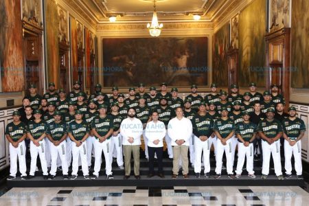 Mauricio Vila recibe en Palacio de Gobierno a Leones de Yucatán