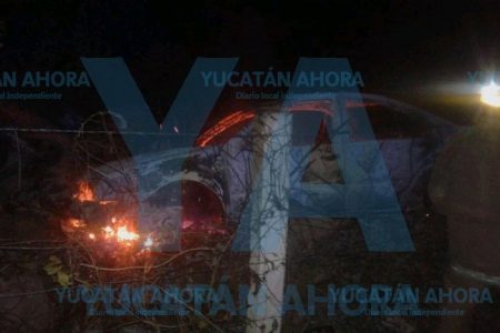 Abandona incendiado auto en la carretera Mérida-Chetumal