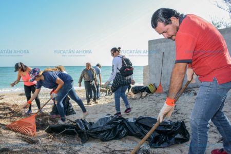 Jóvenes liberan playas ‘privatizadas’ por la basura en Progreso