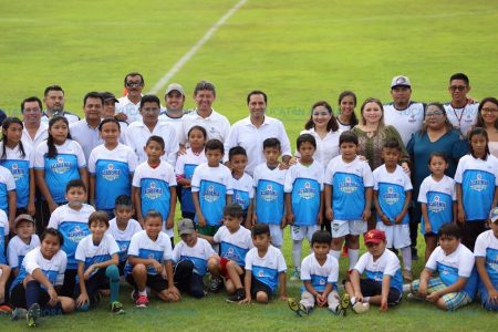 Mauricio Vila, con deportivo Día del Padre en Conkal