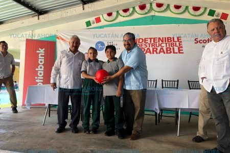 Scotiabank entrega balones indestructibles a estudiantes yucatecos