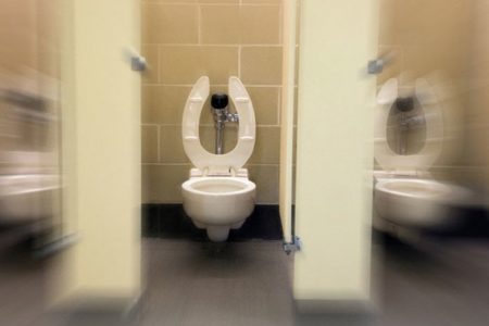 Alumna sufre aborto en el baño de céntrico colegio
