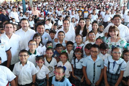 Distribuyen lentes a alumnos de primaria y secundaria en todo Yucatán