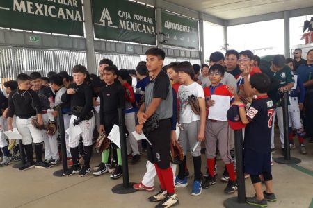‘Visorean’ promesas del beisbol en Yucatán