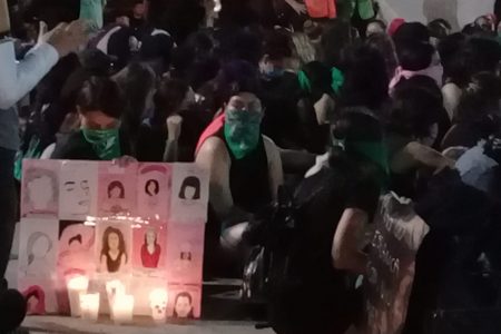 Ruidosa ‘marcha del silencio’ de feministas con cara cubierta en Mérida