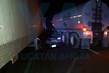 Pequeño auto prensado entre dos tráileres en la vía Mérida-Campeche
