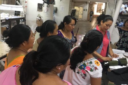Artesanas del sur de Yucatán aprenden procesos que solo las maquiladoras tienen