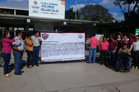 Maestros suspenden clases en secundaria de Mérida para presionar a la Segey