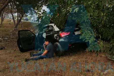 Se duerme joven conductor y se impacta contra un árbol en el Periférico
