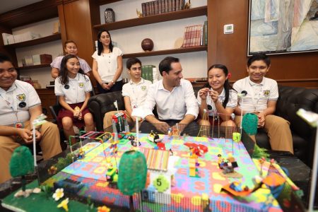 Mauricio Vila destaca el ingenio y creatividad de estudiantes yucatecos