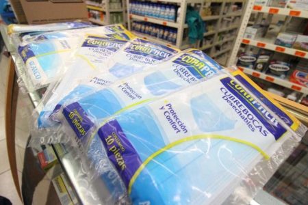 Reportan alta demanda de cubrebocas, gel antibacterial y guantes de látex en Mérida