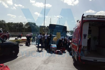 Autobús brinca el camellón y choca contra un auto en la Mérida-Umán: un prensado