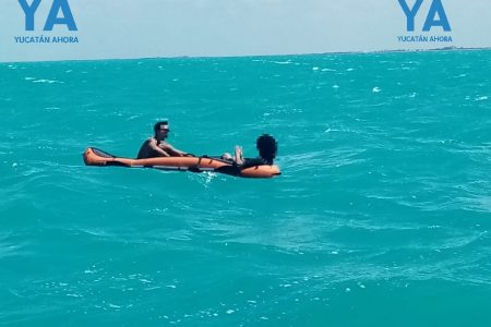 Corriente marina arrastra mar adentro a dos jóvenes en un kayac
