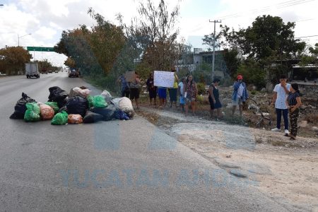 Bloquean Periférico: acusan al ayuntamiento de Kanasín de no pasar por la basura