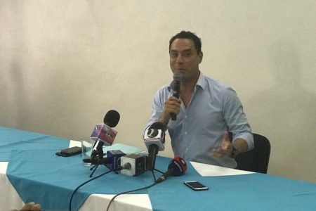 Anuncia Raúl Paz que va por la alcaldía de Mérida